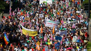 Над 30 хиляди демонстранти в Мюнхен скочиха срещу Г-7 и фракинга