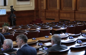 Словесни нападки в парламента заради липсата на кворум