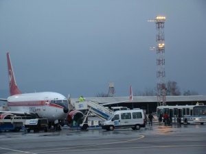Самолет кацна извънредно в София заради пияни и напушени британци