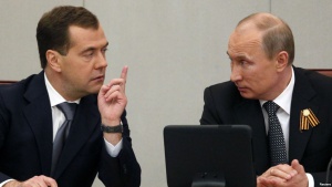 Премиерът Медведев разшири списъка на руснаците без право на пари и ценности в чужди банки