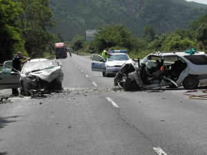 Един загинал и трима ранени при челен удар на път Е-79 (СНИМКИ)