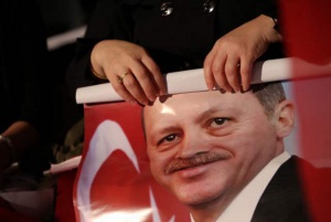 Ердоган губи абсолютното мнозинство, кюрдите в Турция празнуват