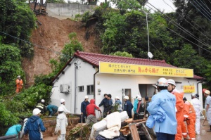 Евакуират стотици хиляди японци заради силните дъждове (СНИМКИ)