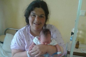 Стойте и чакайте, казали на изоставената на пътя родилка