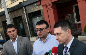 Претърсват кв. "Орландовци" за опасни предмети, задържаха 25 души