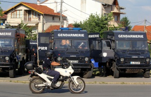 Коли на жандармерията с водни оръдия пазят ромите в Орландовци