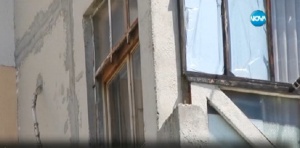 Баба реже въжето на алпинист, докато санира съседите