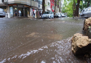 Порои и градушки наводниха стотици къщи в Южна България