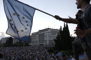 Хиляди гърци поискаха оставане в ЕС (СНИМКИ)
