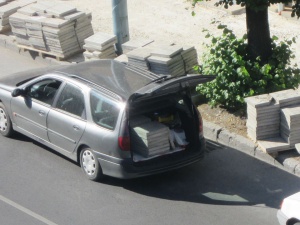 Вълна от недоволство в интернет срещу кражба на тротоарни плочки в Пловдив