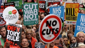 Лондон скочи срещу икономиите на Камерън