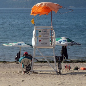 Забраниха на спасителите свалки на плажа