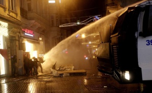 Mощни водни струи срещу протестиращи в Ереван