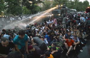 Близо 6000 души на нов антиправителствен протест в Ереван