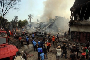 Военен самолет се разби в хотел в Индонезия, поне 30 жертви