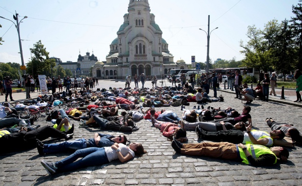 Флашмоб в центъра на София срещу жертвите на пътя