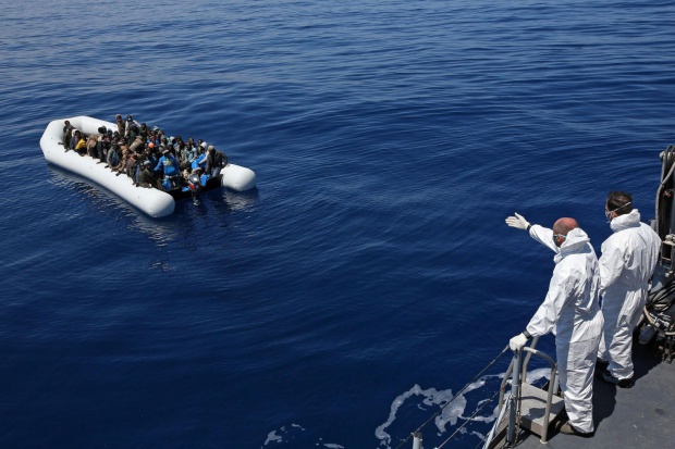 Нов случай на бедстващи бежанци в Средиземно море, кораби им се притичат на помощ