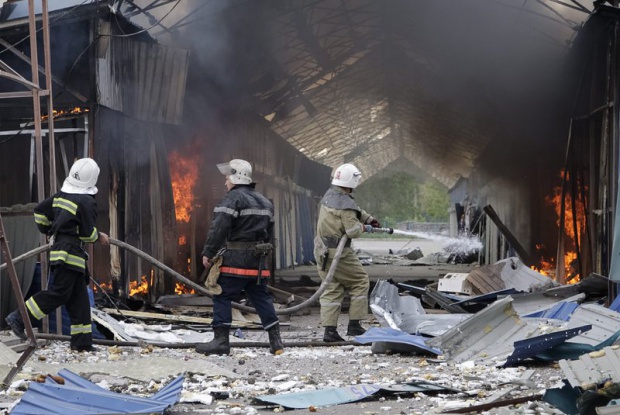 Една жертва и петима пострадали от пожарите в нефтена база до Киев
