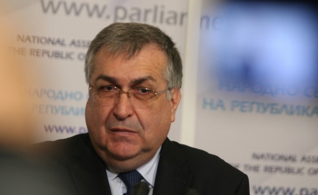 Правосъдният министър опитва да изнасили Конституцията, заяви проф. Близнашки