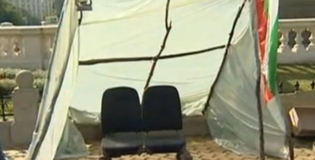 Полицаите вдигнаха палатков лагер на жълтите павета