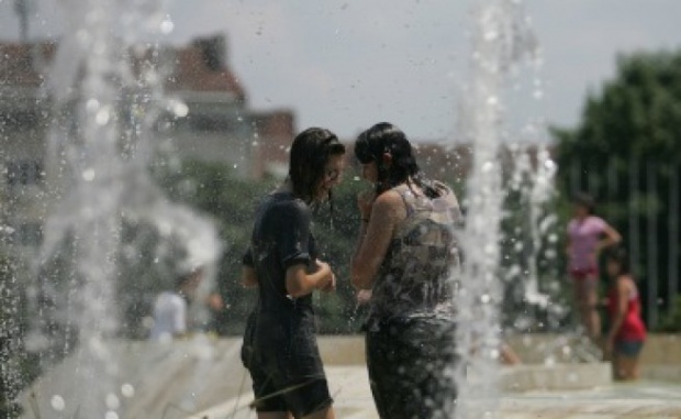 Опасни горещини в 14 области на страната, живакът стига 37 градуса