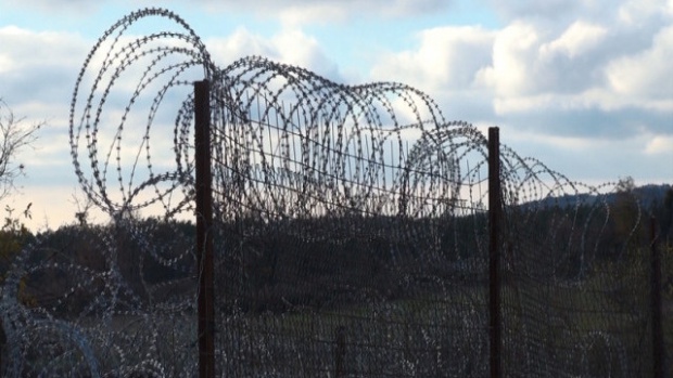Унгария вдига 4-метрова ограда по границата със Сърбия