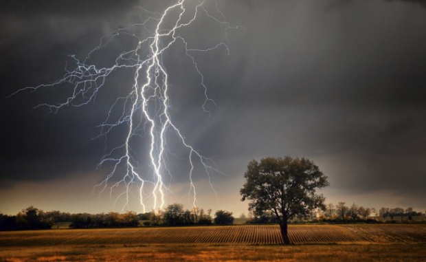 Мълния уби 34-годишен мъж в Ябълково