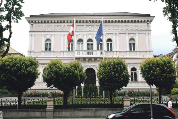 Съмнителен пакет отцепи района пред Австрийското посолство в София