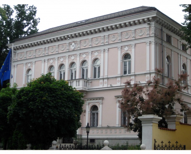Фалшива тревога: Пакетът пред Австрийското посолство е сак с дрехи