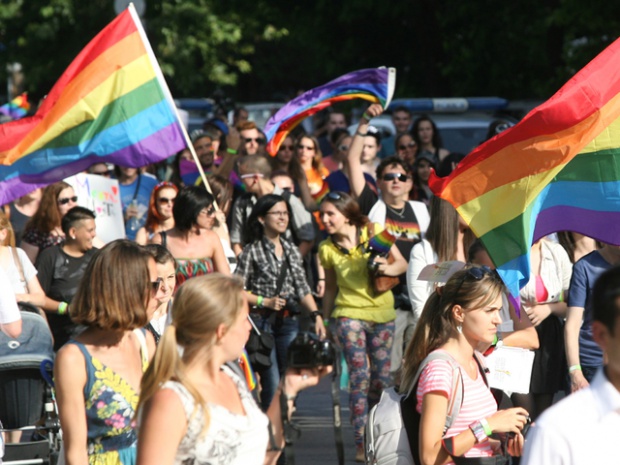 Жандармерия следи парада на стотици млади гейове и лесбийки