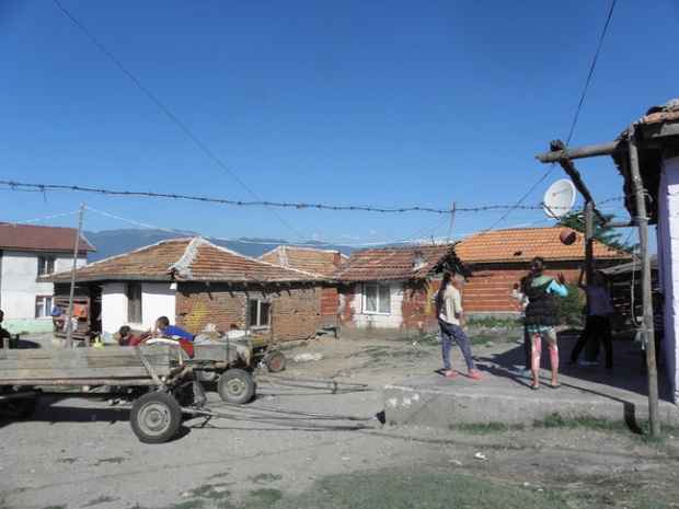 Ромите сами събориха първата къща в Гърмен