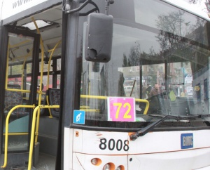 Автобус 72 закачи козирката на спирка в "Редута", една жена е в болница