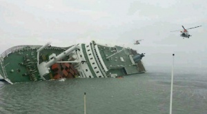 Кораб със 173 души на борда се преобърна във Филипините, има загинали