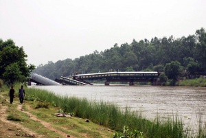 Мост се срути и влак дерайлира в Пакистан, 19 жертви (СНИМКИ)