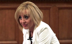 Манолова към Бъчварова: Има ли пилот в самолета на МВР, или се е качила само стюардеса?