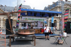 Ути храни 15 000 французи с боб и таратор пред Лувъра