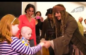 Капитан Джак Спароу посети детска болница в Австралия (ВИДЕО)