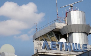 Самолет със стотици пътници е блокиран на летище София
