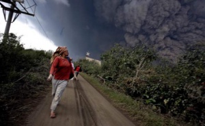 Вулкан затвори летища и отмени полети в Индонезия