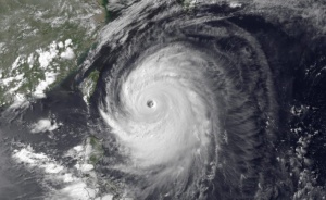 Супертайфун евакуира близо 1 млн. души в Китай