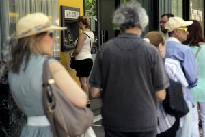 Капиталовият контрол на гръцките банки остава в сила още 2 месеца