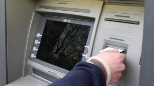 Гърци търсят зареден с пари банкомат с мобилно приложение
