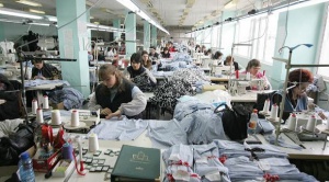 200 шивачки от Лом от месеци оцеляват без заплати