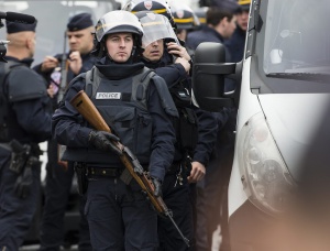 Заложническа криза във Франция: Въоръжени държат около 10 души в магазин