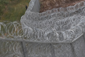 Унгария започна да изгражда оградата по границата със Сърбия