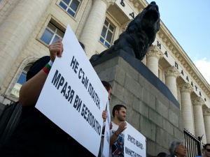 Протест и контрапротест под прозорците на Цацаров (СНИМКИ)