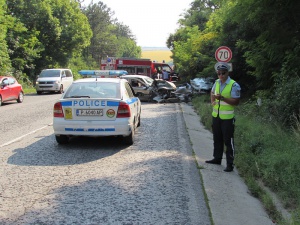 Тежка катастрофа на "Хемус" отне живота на 14-годишно дете, двама са ранени