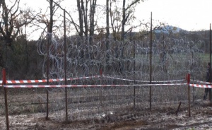 Протести в Унгария заради оградата по границата със Сърбия