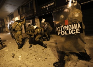 Коктейли "Молотов" срещу полицията в Атина