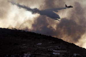 Нови пожари по островите, полицай загина в Атина